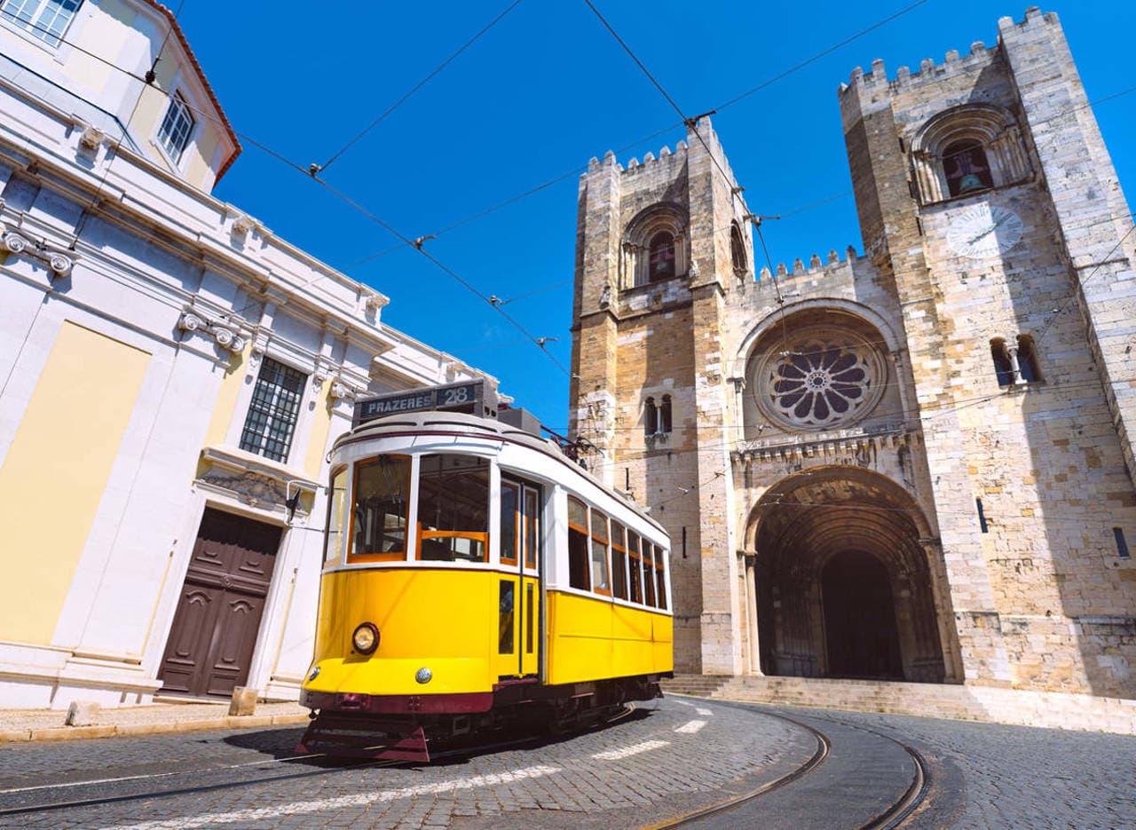 Iconic Tram 28 & Alfama Discovery